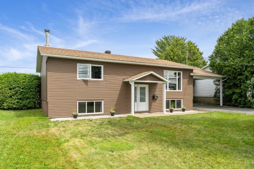 Front of Structure - 911 Rue Cowie, Granby, QC - Outdoor