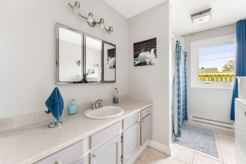 Bathroom - 911 Rue Cowie, Granby, QC - Indoor Photo Showing Bathroom