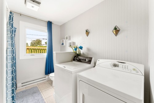 Bathroom - 911 Rue Cowie, Granby, QC - Indoor Photo Showing Laundry Room