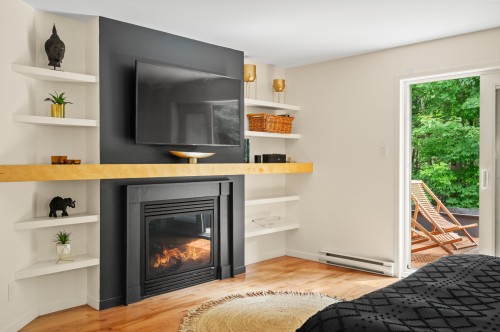 Master Bedroom - 121 Rue Des Épinettes, Morin-Heights, QC - Indoor With Fireplace