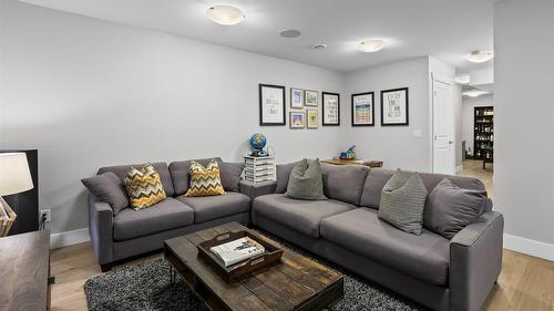 3077 Riesling Way, West Kelowna, BC - Indoor Photo Showing Living Room