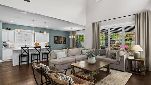 3077 Riesling Way, West Kelowna, BC - Indoor Photo Showing Living Room