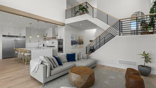 82 Red Sky Court, Kelowna, BC - Indoor Photo Showing Living Room