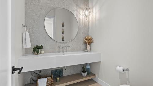 82 Red Sky Court, Kelowna, BC - Indoor Photo Showing Bathroom