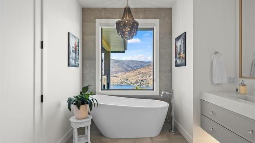 82 Red Sky Court, Kelowna, BC - Indoor Photo Showing Bathroom