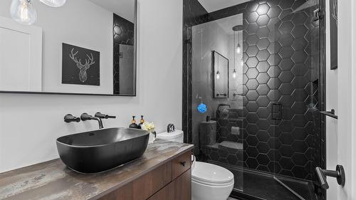 82 Red Sky Court, Kelowna, BC - Indoor Photo Showing Bathroom