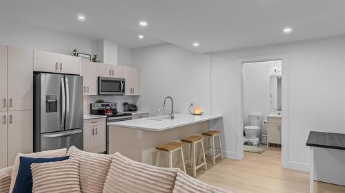 82 Red Sky Court, Kelowna, BC - Indoor Photo Showing Kitchen
