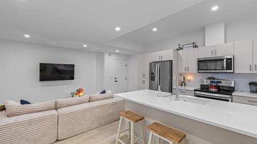 82 Red Sky Court, Kelowna, BC - Indoor Photo Showing Kitchen