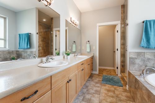 2538 Copper Ridge Drive, West Kelowna, BC - Indoor Photo Showing Bathroom