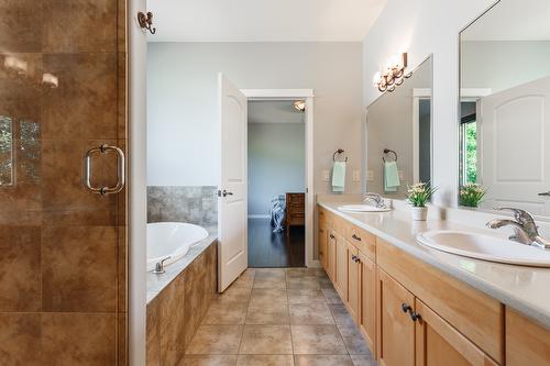 2538 Copper Ridge Drive, West Kelowna, BC - Indoor Photo Showing Bathroom