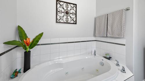757 Rosewood Crescent, Kamloops, BC - Indoor Photo Showing Bathroom
