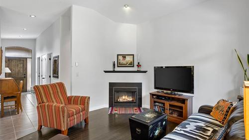 757 Rosewood Crescent, Kamloops, BC - Indoor Photo Showing Living Room With Fireplace