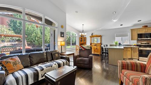 757 Rosewood Crescent, Kamloops, BC - Indoor Photo Showing Living Room