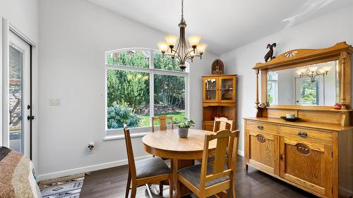 757 Rosewood Crescent, Kamloops, BC - Indoor Photo Showing Dining Room
