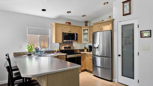 757 Rosewood Crescent, Kamloops, BC - Indoor Photo Showing Kitchen With Double Sink