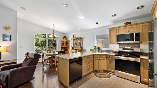 757 Rosewood Crescent, Kamloops, BC - Indoor Photo Showing Kitchen