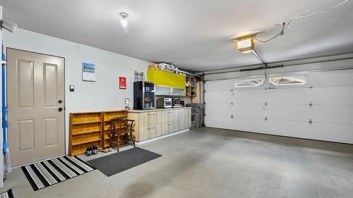 757 Rosewood Crescent, Kamloops, BC - Indoor Photo Showing Garage