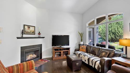 757 Rosewood Crescent, Kamloops, BC - Indoor Photo Showing Living Room With Fireplace