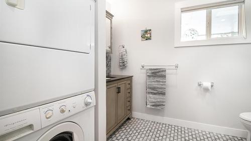 941 Anders Road, West Kelowna, BC - Indoor Photo Showing Laundry Room
