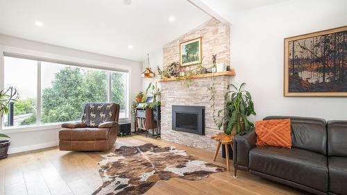 941 Anders Road, West Kelowna, BC - Indoor Photo Showing Living Room With Fireplace
