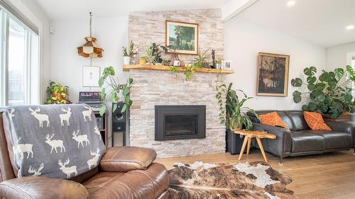 941 Anders Road, West Kelowna, BC - Indoor Photo Showing Living Room With Fireplace