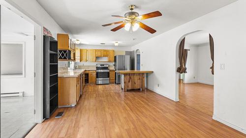 925 Sutherland Avenue, Kelowna, BC - Indoor Photo Showing Kitchen