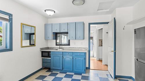 925 Sutherland Avenue, Kelowna, BC - Indoor Photo Showing Kitchen