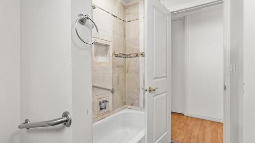 925 Sutherland Avenue, Kelowna, BC - Indoor Photo Showing Bathroom