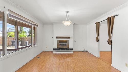 925 Sutherland Avenue, Kelowna, BC - Indoor Photo Showing Other Room With Fireplace