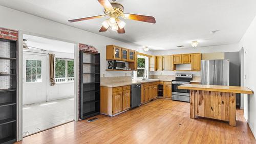 925 Sutherland Avenue, Kelowna, BC - Indoor Photo Showing Kitchen
