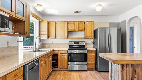 925 Sutherland Avenue, Kelowna, BC - Indoor Photo Showing Kitchen With Double Sink