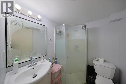 196 Brock Street North, Sarnia, ON - Indoor Photo Showing Bathroom