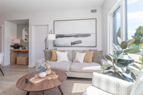 #106-120 Jensen Ave West, Parksville, BC - Indoor Photo Showing Living Room