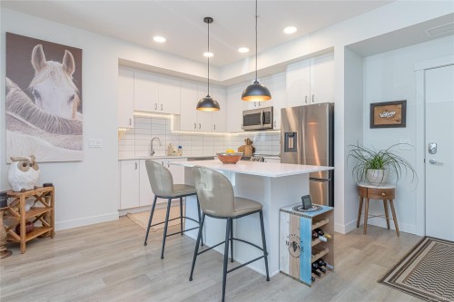 #106-120 Jensen Ave West, Parksville, BC - Indoor Photo Showing Kitchen With Upgraded Kitchen