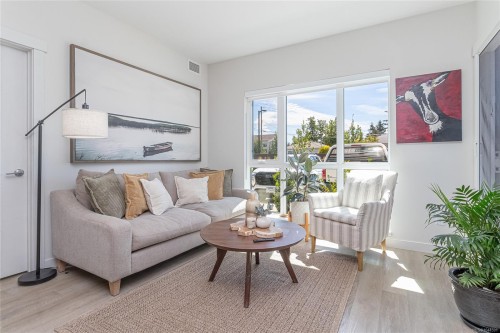#106-120 Jensen Ave West, Parksville, BC - Indoor Photo Showing Living Room