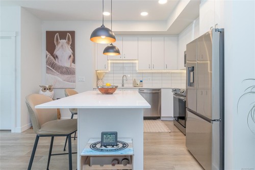 #106-120 Jensen Ave West, Parksville, BC - Indoor Photo Showing Kitchen With Upgraded Kitchen