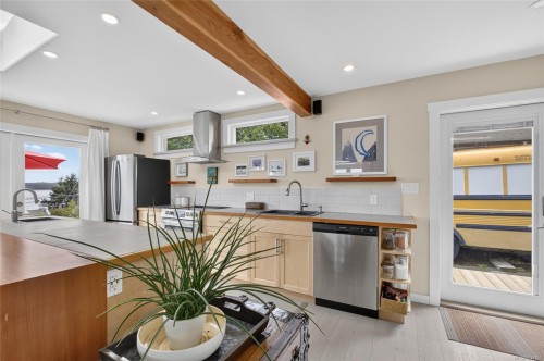 5674 Market St, Union Bay, BC 
