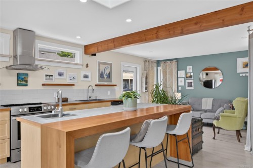 5674 Market St, Union Bay, BC 