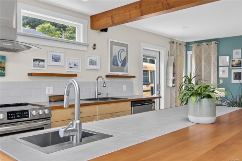 5674 Market St, Union Bay, BC 