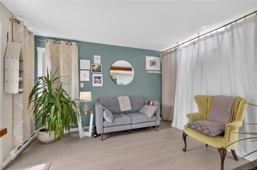 5674 Market St, Union Bay, BC 