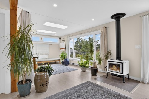 5674 Market St, Union Bay, BC 