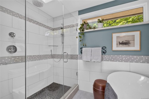 5674 Market St, Union Bay, BC 
