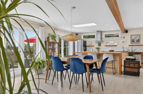 5674 Market St, Union Bay, BC 