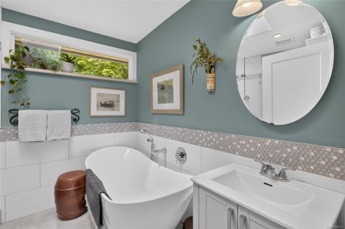 5674 Market St, Union Bay, BC 