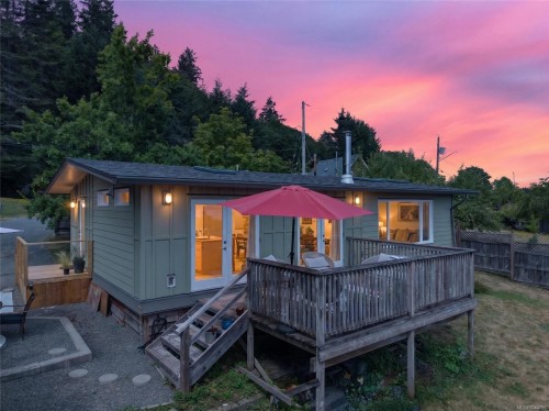 5674 Market St, Union Bay, BC 