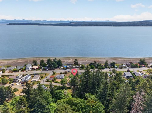 5674 Market St, Union Bay, BC 