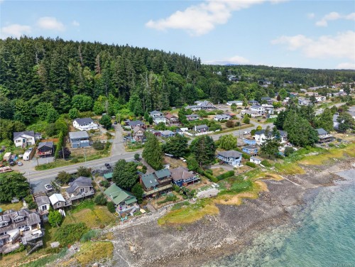 5674 Market St, Union Bay, BC 