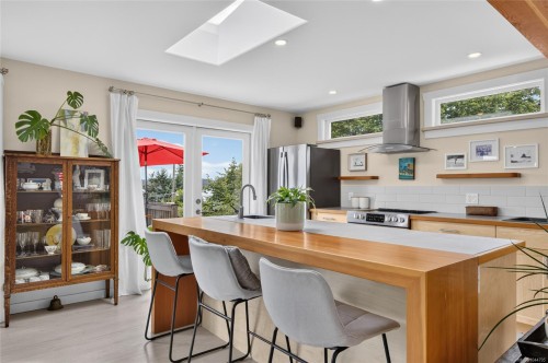 5674 Market St, Union Bay, BC 