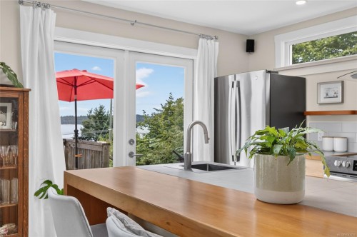 5674 Market St, Union Bay, BC 