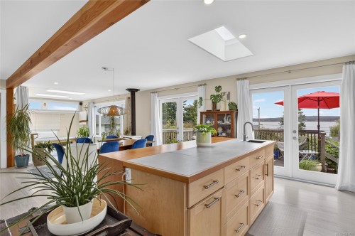 5674 Market St, Union Bay, BC 